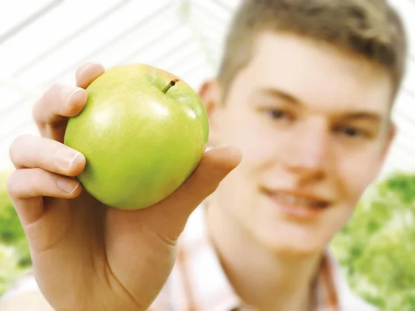 Tonåring Holding Och Visar Färskt Grönt Äpple — Stockfoto
