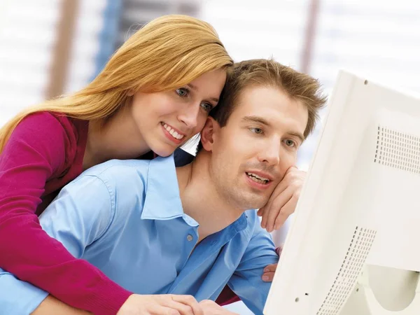 Casal Caucasiano Usando Computador Juntos — Fotografia de Stock