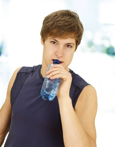 Anak Muda Selama Pelatihan Minum Air Dari Botol — Stok Foto