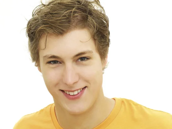 Junger Mann Gelbem Shirt Posiert Mit Lächelndem Gesicht Studio — Stockfoto