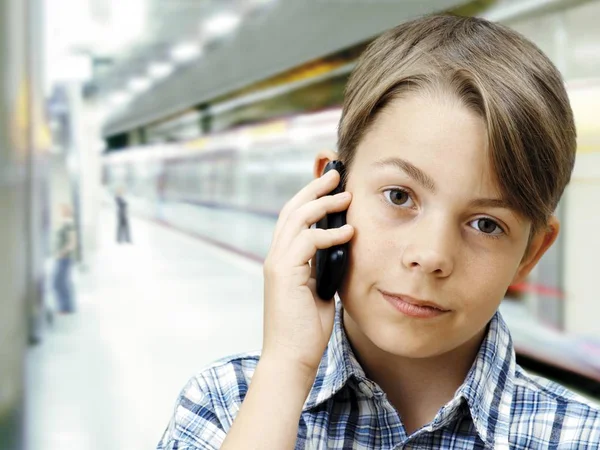 Хлопчик Підліток Розмовляє Мобільному Телефоні Дивиться Камеру — стокове фото