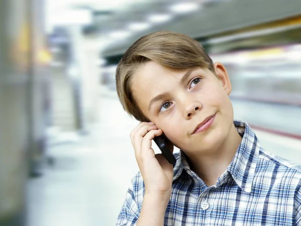 Tinédzser Fiú Beszél Mobiltelefon Keres — Stock Fotó