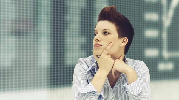 証券取引所のボードの前でパンクな髪型を持つ女性実業家 — ストック写真