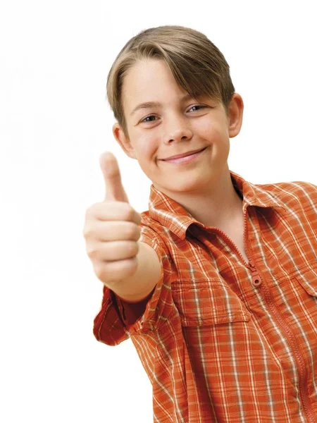 Rapaz Sorrindo Gesticulando Polegares Para Cima — Fotografia de Stock