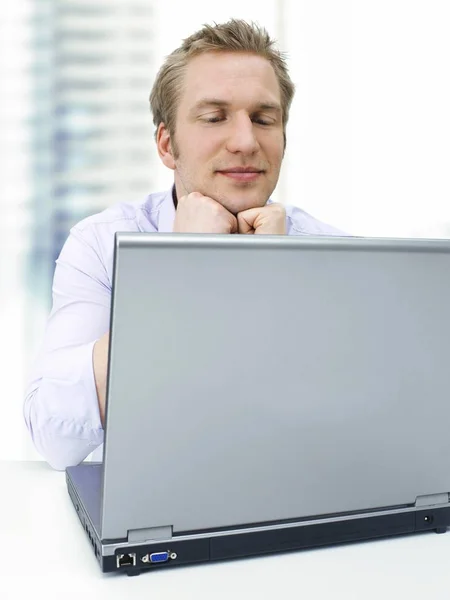 Homem Negócios Caucasiano Trabalhando Com Laptop Segurando Mão Sob Queixo — Fotografia de Stock