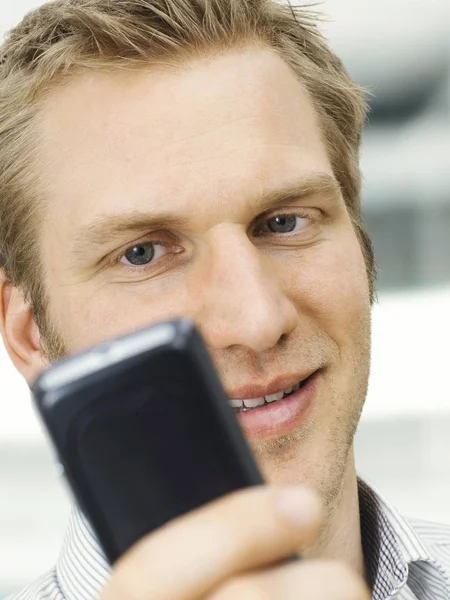 Podnikatel Drží Mobilní Telefon Zblízka — Stock fotografie