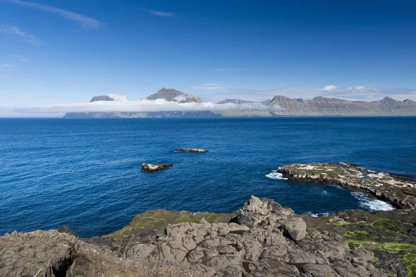 Linea Costiera Con Acqua Blu Del Mare Montagne — Foto Stock