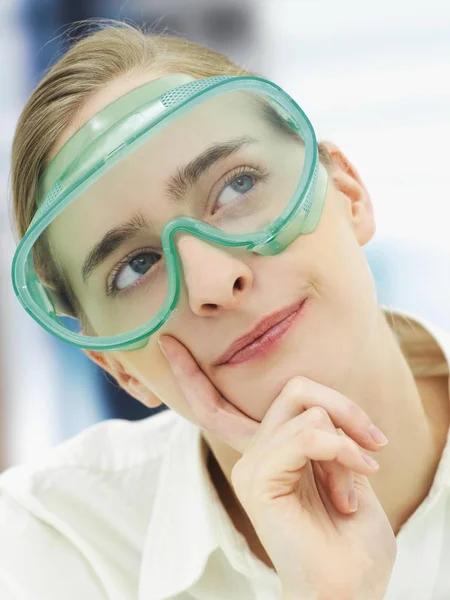 防護マスク 女性化学者の肖像画 女性を探して 思考を身に着けている科学者 — ストック写真