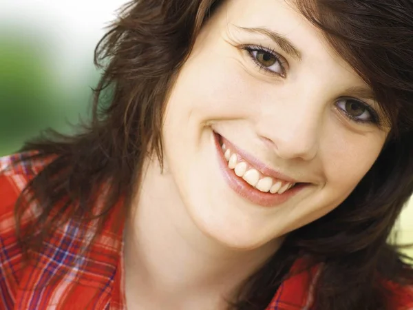 Mujer Joven Sonriente Retrato Cerca Cara —  Fotos de Stock