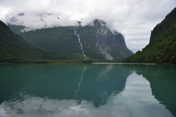 Görkemli Görünümünü Güzel Loen Göl Loen Stryn Norveç Avrupa — Stok fotoğraf