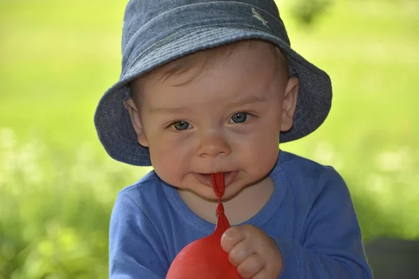 Menino Meses Brincando Com Balão Vermelho Livre — Fotografia de Stock