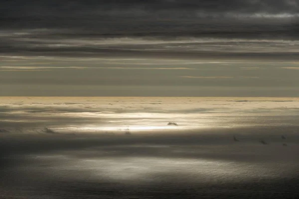 Солнечный Свет Отражающийся Поверхности Моря — стоковое фото