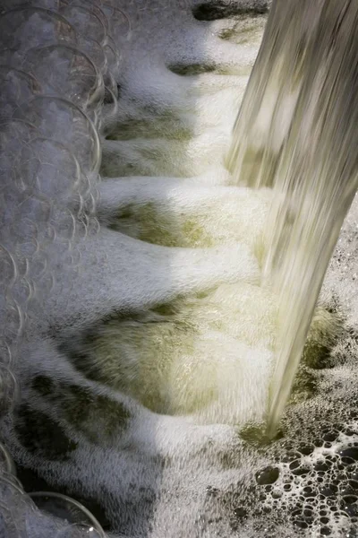 Närbild Flödande Vattenfall Stream Floden Med Skum Och Bubblor — Stockfoto