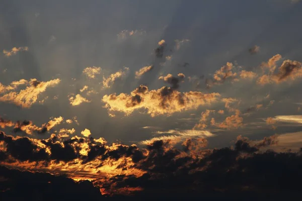 Landschaft Orange Sonnenuntergang Himmel Mit Flauschigen Wolken — Stockfoto