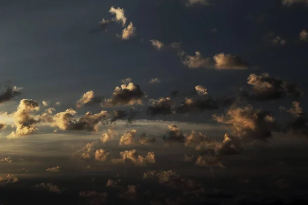 Vacker Natur Orange Solnedgång Himlen Med Fluffiga Moln — Stockfoto