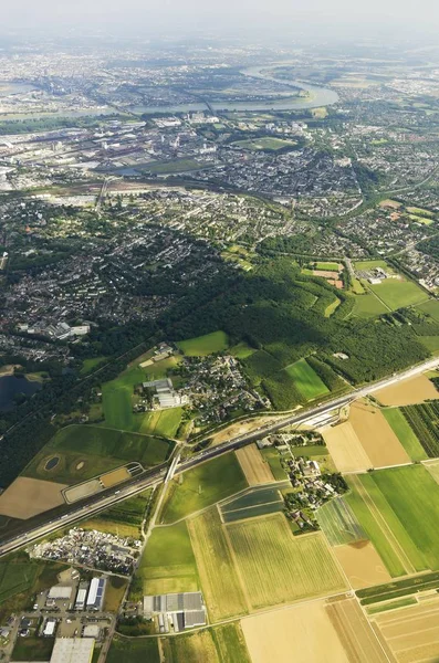 德国北莱茵 威斯特法伦州杜塞尔多夫市杜塞尔多夫机场及其周边地区的空中景观 — 图库照片