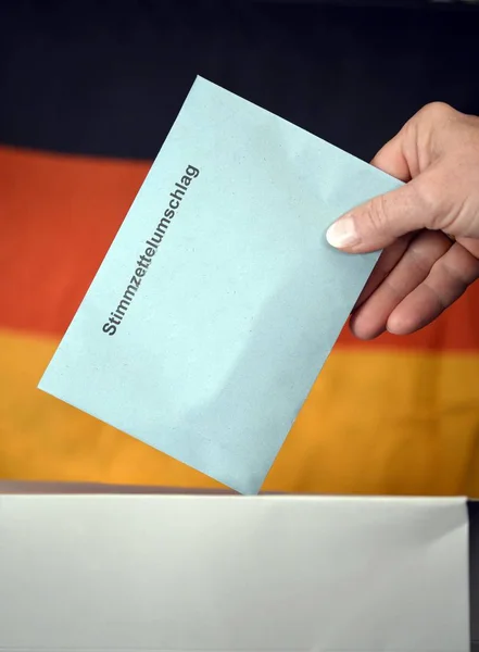 Symbolbild Bundestagswahl Hand Steckt Wahlumschlag Wahlurne Vor Der Deutschland Fahne — Stockfoto