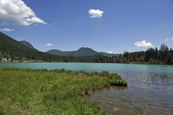 Vacker Utsikt Över Den Skimrande Gröna Sjön Hintersee Ramsau Bei — Stockfoto