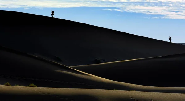 Siluetas Personas Escalando Una Duna Paisaje Desértico Namib Región Hardap — Foto de Stock