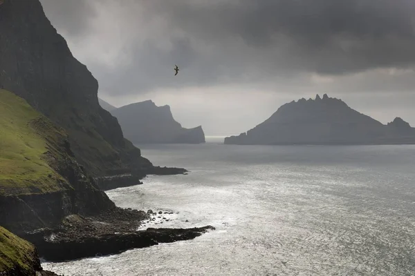 Tindholmur 緻密なフェロー諸島 デンマーク ヨーロッパのごつごつした岩のシルエットの前で崖 — ストック写真