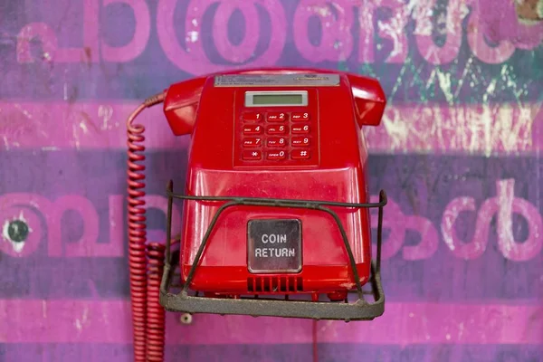 Stary Czerwony Telefon Przy Ścianie Różowym Skryptem Malayalam Kerala Indie — Zdjęcie stockowe