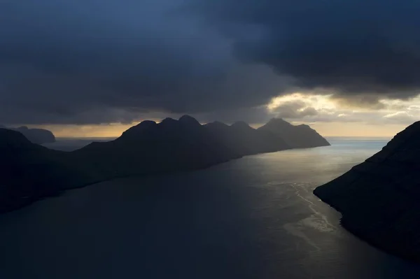 Dramatische Sfeerverlichting Boven Het Eiland Kalsoy Husar Kalsoy Noroyar Faroer — Stockfoto