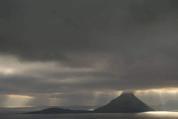 Драматическое Освещение Настроения Низкие Облака Лучи Света Падающие Море Колтур — стоковое фото