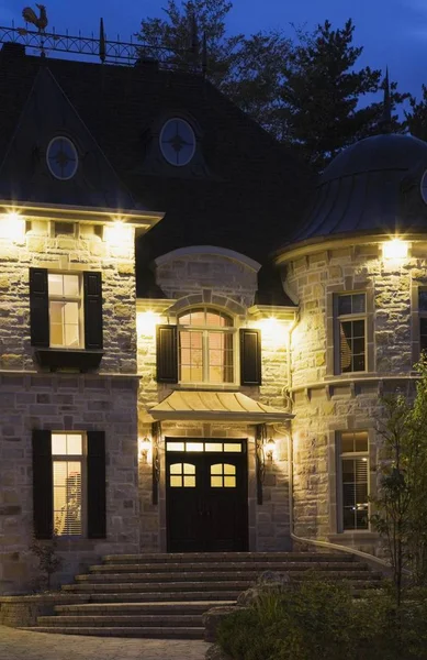 Oświetlony Luksusowy Domek Styl Dom Mieszkalny Prowincji Quebec Kanada Ameryka — Zdjęcie stockowe