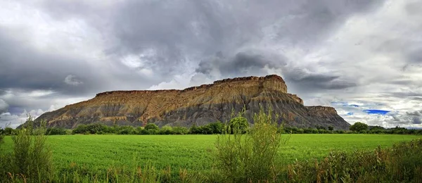 Dél Caineville Mesa Felhős Caineville Utah Miután Zöld Termékeny Völgy — Stock Fotó