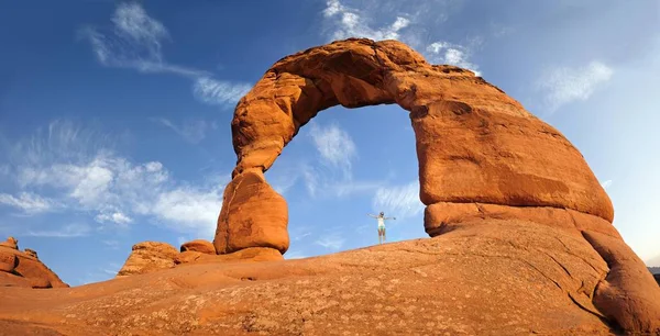 Женщина Стоящая Аркой Натурального Камня Delicate Arch Парк Arches Fabric — стоковое фото