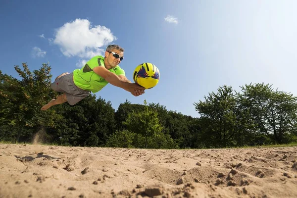 Zralý Muž Beach Volejbalový Hráč Během Hry — Stock fotografie