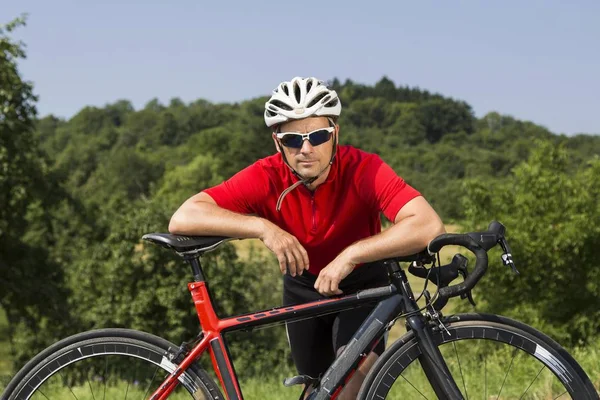 Maschio Ciclista Sportivo Posa Con Bicicletta All Aperto — Foto Stock