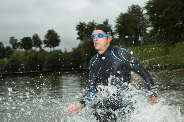 Triatleta Che Corre Attraverso Acqua Aichstruter Reservoir Welzheim Baden Wrttemberg — Foto Stock