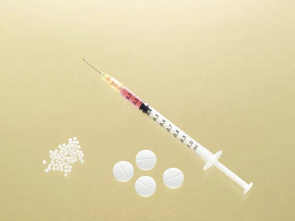 Injekční Stříkačka Tablety Kuličky Různé Formy Léčby — Stock fotografie
