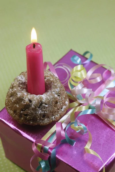Kleine Geburtstagstorte Mit Kerze Als Geburtstagsgeschenk — Stockfoto