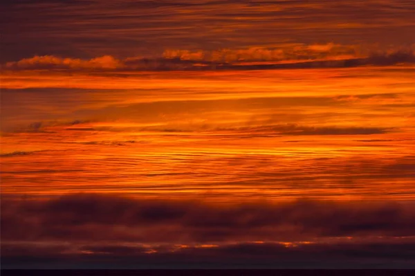 Luonnonkaunis Näkymä Kauniille Pilviselle Taivaalle Auringonlaskun Aikaan — kuvapankkivalokuva