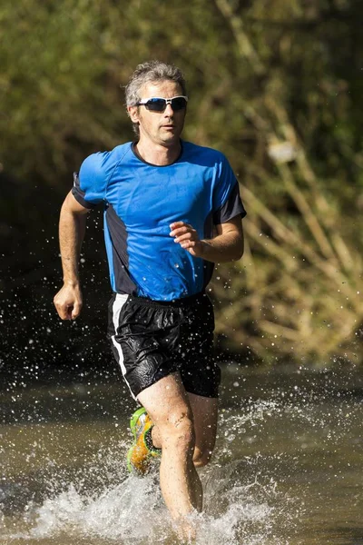 Jogger Correndo Por Riacho Winterbach Baden Wrttemberg Alemanha Europa — Fotografia de Stock