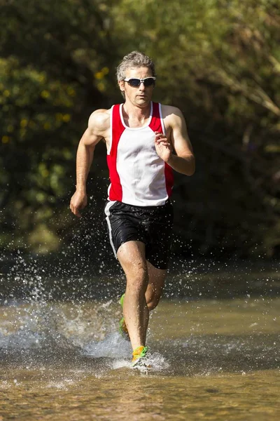 Jogger Loopt Door Een Beek Winterbach Baden Wrttemberg Duitsland Europa — Stockfoto