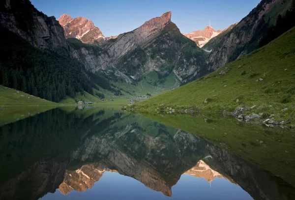 Vacker Utsikt Över Seealpsee Lake Schweiziska Alperna Schweiz Europa — Stockfoto