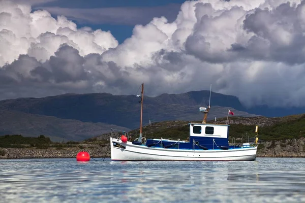 Liten Båt Hamnen Kyleakin Isle Skye Skottland Förenade Kungariket Europa — Stockfoto