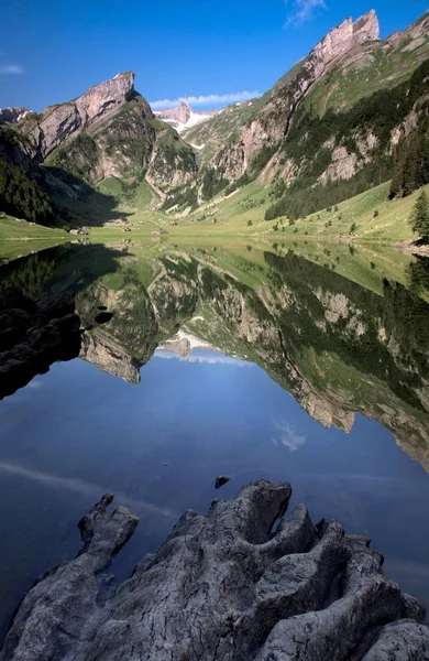 Reflexão Água Lago Seealpsee Alpstein Região Appenzell Alpes Suíços Suíça — Fotografia de Stock
