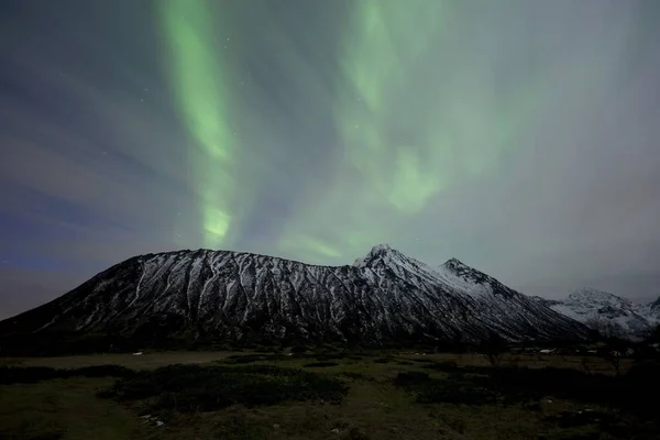 Зелений Північним Сяйвом Полярне Сяйво Позаду Хмари Прибуття Островів Норвегії — стокове фото