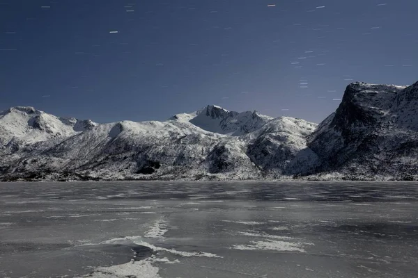 Zamrzlé Jezero Hora Noci Lofoten Ostrovy Norsko Evropa — Stock fotografie