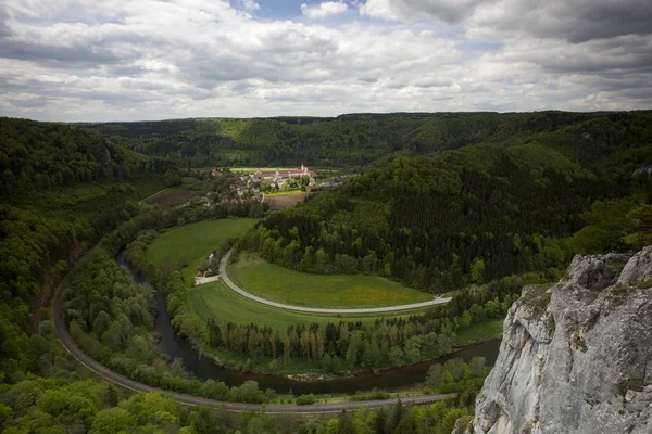 Beuron バーデン ヴュルテンベルク州 ドイツ ヨーロッパ付近のドナウ川の渓谷を一望します — ストック写真