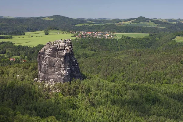 エルベ砂岩山地 ザクセン州 ドイツ ヨーロッパでファルケンシュタイン岩の風光明媚なビュー — ストック写真