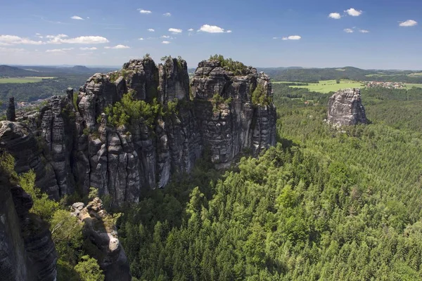 Malowniczy Widok Schrammsteine Ridge Nieregularnej Formacji Falkenstein Skały Góry Połabskie — Zdjęcie stockowe