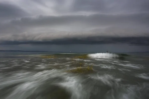 Onweerswolk Met Storm Golven Aan Het Bodenmeer Buurt Van Konstanz — Stockfoto