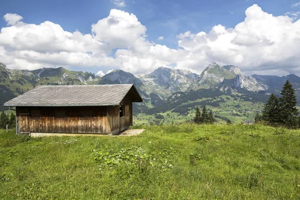 Vue Panoramique Maison Face Montagnes Majestueuses — Photo