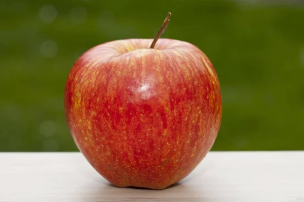 Closeup View Fresh Red Apple Table — Stock Photo, Image