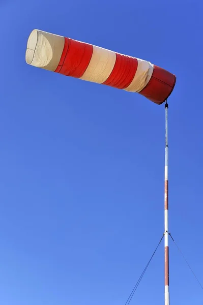 Vue Panoramique Sur Chaussette Vent Rouge Blanche Contre Ciel Bleu — Photo